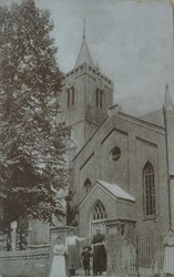 <p>In 1870 werd de Oude Kerk uitgebreid met twee transepten aan de noord- en zuidzijde, waardoor een kruisvormige plattegrond ontstond. Op de foto is het zuider transept te zien, dat in 1908 werd gesloopt. </p>

